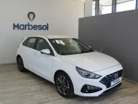 Usado Hyundai i30 110 CV (80 kW) 2021 Blanco Berlina