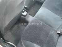Usado Ford Focus Ambiente 90 CV (66 kW) 2000 Blanco Berlina