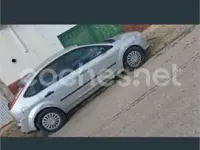 Usado Ford Focus Trend 90 CV (66 kW) 2005 Gris / plata Berlina