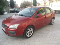 Usado Ford Focus Trend 90 CV (66 kW) 2008 Granate Berlina