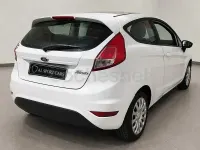 Usado Ford Fiesta Trend 75 CV (55 kW) 2015 Blanco Utilitario
