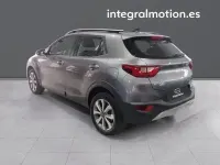 Usado Kia Stonic 100 CV (73 kW) 2024 Gris / plata SUV
