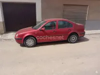 Usado VW Bora Trendline 100 CV (73 kW) 2002 Rojo Berlina