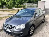 Usado VW Jetta Advance 105 CV (77 kW) 2005 Gris / plata Berlina