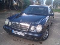 Usado Mercedes E220 Classic 125 CV (91 kW) 1997 Azul Familiar