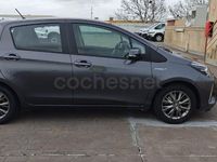 Usado Toyota Yaris Hybrid Active 100 CV (73 kW) 2019 Gris / plata Berlina