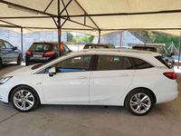 Usado Opel Astra Excellence 160 CV (117 kW) 2017 Blanco Familiar