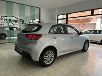 Usado Kia Rio 100 CV (73 kW) 2020 Gris / plata Berlina