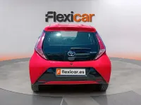 Usado Toyota Aygo X-play 72 CV (52 kW) 2017 Rojo Utilitario