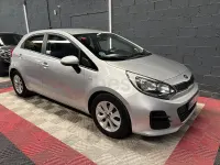 Usado Kia Rio 84 CV (61 kW) 2017 Gris / plata Berlina