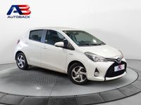 Usado Toyota Yaris Hybrid Active 100 CV (73 kW) 2015 Blanco Berlina