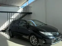 Usado Toyota Auris Hybrid Advance 136 CV (100 kW) 2014 Gris / plata Familiar