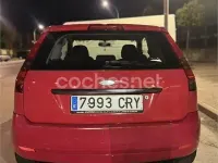 Usado Ford Fiesta Trend 80 CV (58 kW) 2004 Rojo Utilitario