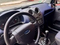 Usado Ford Fiesta Ambiente 69 CV (50 kW) 2006 Gris Utilitario