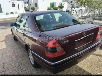 Usado Mercedes C180 Elegance 122 CV (89 kW) 1996 Granate Familiar