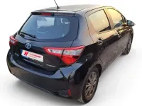 Usado Toyota Yaris Hybrid Active 100 CV (73 kW) 2019 Negro
