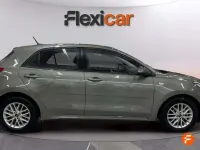 Usado Kia Rio 84 CV (61 kW) 2023 Gris Utilitario