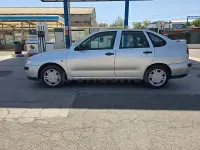 Usado Seat Cordoba Stella 90 CV (66 kW) 2001 Gris / plata Berlina
