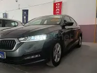 Usado Skoda Octavia Ambition 115 CV (84 kW) 2021 Gris / plata Berlina