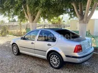 Usado VW Bora Highline 115 CV (84 kW) 2002 Gris / plata Berlina