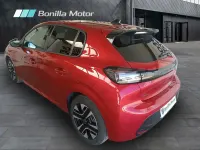 Usado Peugeot 208 Allure 100 CV (73 kW) 2024 Rojo Utilitario