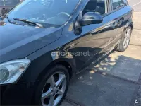 Usado Kia Ceed 90 CV (66 kW) 2009 Negro Utilitario