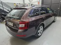 Usado Skoda Octavia Ambition 105 CV (77 kW) 2014 Marrón Familiar
