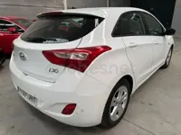 Usado Hyundai i30 110 CV (80 kW) 2015 Blanco Berlina