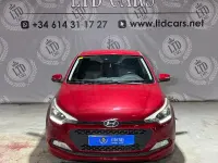 Usado Hyundai i20 75 CV (55 kW) 2015 Rojo Berlina