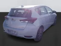 Usado Toyota Auris Hybrid Business Edition 136 CV (100 kW) 2018 Blanco Berlina