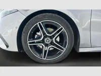 Usado Mercedes A180 109 CV (80 kW) 2025 Gris Utilitario