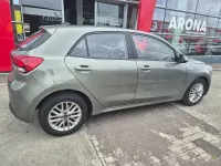 Usado Kia Rio 84 CV (61 kW) 2022 Gris / plata Berlina