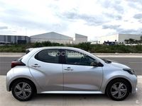 Usado Toyota Yaris Hybrid Active 116 CV (85 kW) 2025 Gris / plata Berlina