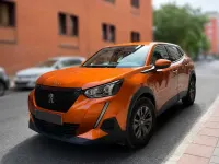 Usado Peugeot 2008 Allure 100 CV (73 kW) 2021 Naranja SUV
