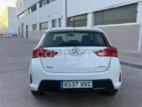 Usado Toyota Auris Active 90 CV (66 kW) 2013 Blanco Berlina