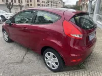 Usado Ford Fiesta Trend 82 CV (60 kW) 2011 Burdeos Utilitario