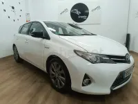 Usado Toyota Auris Hybrid 136 CV (100 kW) 2014 Blanco Berlina