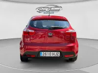 Usado Kia Rio 85 CV (62 kW) 2012 Rojo Berlina