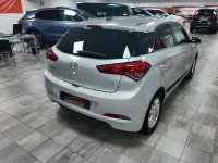 Usado Hyundai i20 Active 100 CV (73 kW) 2016 Gris / plata Berlina
