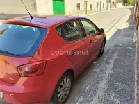 Usado Seat Ibiza Reference 90 CV (66 kW) 2015 Rojo Berlina