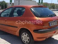 Usado Peugeot 206 75 CV (55 kW) 2001 Naranja Berlina