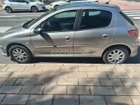 Usado Peugeot 206 90 CV (66 kW) 2005 Gris / plata Berlina