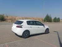Usado Peugeot 308 Access 100 CV (73 kW) 2018 Blanco Berlina