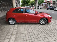 Usado Kia Rio 84 CV (61 kW) 2022 Granate Berlina