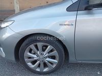 Usado Toyota Auris Hybrid Advance 136 CV (100 kW) 2014 Gris / plata Familiar