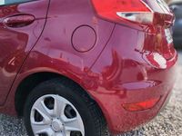 Usado Ford Fiesta Trend 82 CV (60 kW) 2011 Burdeos Utilitario