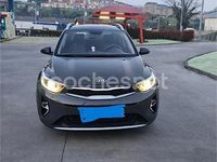 Usado Kia Stonic 100 CV (73 kW) 2021 Gris / plata SUV