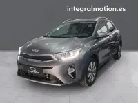 Usado Kia Stonic 100 CV (73 kW) 2024 Gris / plata SUV
