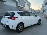 Usado Toyota Auris Active 90 CV (66 kW) 2013 Blanco Berlina