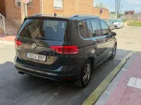 Usado VW Touran Advance 150 CV (110 kW) 2018 Gris / plata Monovolumen